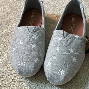 Tom’s drizzle gray felt embroidered snowflake flats